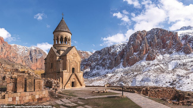 Tu viện Noravank, Armenia: Nằm tr&ecirc;n d&atilde;y n&uacute;i ph&iacute;a nam hồ Sevan, tu viện Noravank c&oacute; ni&ecirc;n đại từ thế kỷ thứ 14. C&ocirc;ng tr&igrave;nh được x&acirc;y dựng từ những tảng đ&aacute; lấy ngay tại thung lũng, khiến n&oacute; tr&ocirc;ng rất h&agrave;i h&ograve;a với phong cảnh xung quanh.