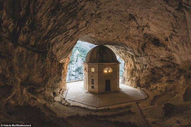 Nh&agrave; nguyện Valadier, Italia:&nbsp;Nằm trong hang động đ&aacute; v&ocirc;i ở Genga, nh&agrave; nguy&ecirc;n h&igrave;nh b&aacute;t gi&aacute;c n&agrave;y được x&acirc;y dựng v&agrave;o năm 1828 bởi Gi&aacute;o ho&agrave;ng Leo XII.