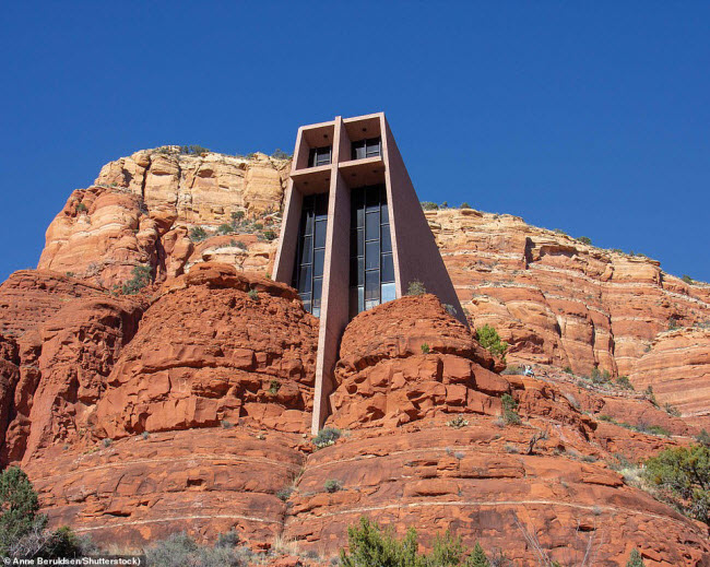Nh&agrave; nguyện Th&aacute;nh gi&aacute;, Mỹ: C&ocirc;ng tr&igrave;nh được x&acirc;y dựng tr&ecirc;n v&aacute;ch đ&aacute; ở bang Arizona trong thời gian từ 1955 đến 1956. Mặc d&ugrave; l&agrave; một nh&agrave; thờ C&ocirc;ng gi&aacute;o, nhưng kh&ocirc;ng c&oacute; hoạt động t&ocirc;n gi&aacute;o n&agrave;o được tổ chức ở đ&acirc;y v&agrave; chủ đầu tư của c&ocirc;ng tr&igrave;nh chỉ muốn nơi đ&acirc;y trở th&agrave;nh một địa điểm tham quan.