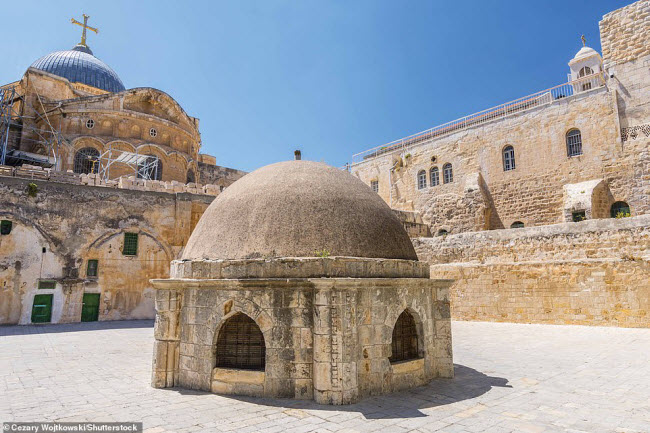Nh&agrave; thờ Mộ Th&aacute;nh, Jerusalem: Nh&agrave; thờ nằm tr&ecirc;n n&uacute;i Calvary được coi l&agrave; địa điểm linh thi&ecirc;ng nhất đối với những t&iacute;n đồ Thi&ecirc;n ch&uacute;a gi&aacute;o. Nơi đ&acirc;y c&ograve;n c&oacute; c&aacute;c c&ocirc;ng tr&igrave;nh kh&aacute;c như tu viện Deir es-Sultan v&agrave; nh&agrave; nguyện&nbsp; St Helena.