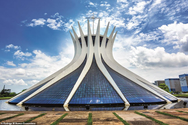 Nh&agrave; thờ Brasilia, Brazil: Nh&agrave; thờ với kiến tr&uacute;c độc đ&aacute;o v&agrave; mang phong c&aacute;ch hiện đại n&agrave;y l&agrave; sản phẩm thiết kế của kiến tr&uacute;c sư t&agrave;i ba Oscar Niemeyer (1907&ndash;2012). C&ocirc;ng tr&igrave;nh l&agrave; một trong những điểm du lịch hấp dẫn nhất tại thủ đ&ocirc; của Brazil.