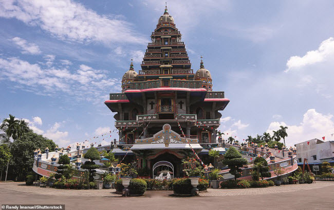 Nh&agrave; thờ Graha Maria Annai Velangkanni, Indonesia: C&ocirc;ng tr&igrave;nh ở th&agrave;nh phố Medan kh&ocirc;ng phải l&agrave; đền đạo Phật hay nh&agrave; thờ Hồi gi&aacute;o m&agrave; l&agrave; một nh&agrave; thờ đạo Thi&ecirc;n ch&uacute;a. Nơi đ&acirc;y hiện trở th&agrave;nh một địa điểm h&agrave;nh hương quan trọng ở Indonesia.