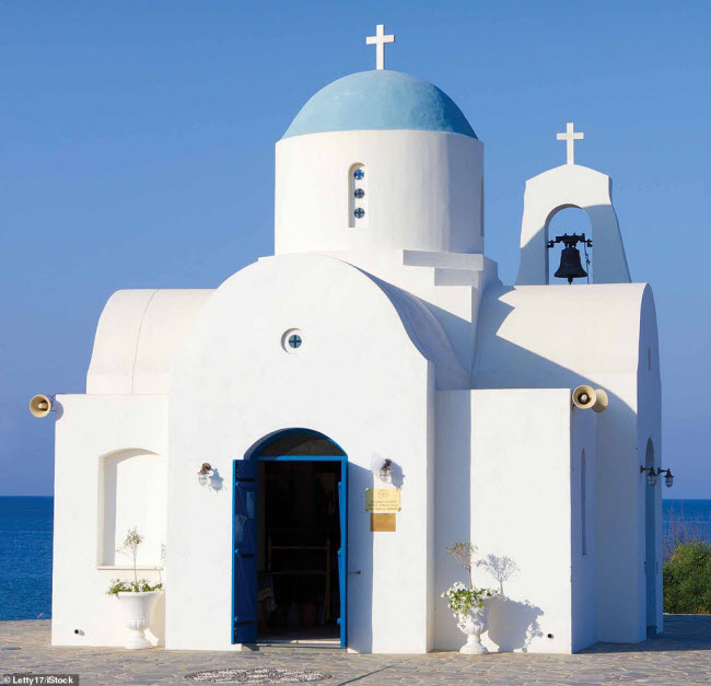 Nh&agrave; thờ Agios Nikolaos, Đảo S&iacute;p: C&ocirc;ng tr&igrave;nh kiến tr&uacute;c n&agrave;y g&acirc;y ấn tượng với tường m&agrave;u trắng c&ugrave;ng m&aacute;i v&ograve;m v&agrave; cửa m&agrave;u xanh. Từ đ&acirc;y, du kh&aacute;ch c&oacute; thể nh&igrave;n ra biển Địa Trung Hải tuyệt đẹp.