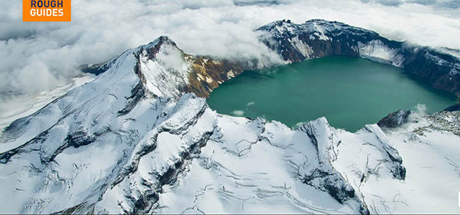 Hồ miệng n&uacute;i lửa Katmai, Alaska: Được h&igrave;nh th&agrave;nh v&agrave;o năm 1912 sau khi n&uacute;i lửa Novarupta phun tr&agrave;o, hồ Katmai tuyệt đẹp đến nghẹt thở. Nằm ở độ cao gần 1300m, c&aacute;ch tốt nhất để bạn thưởng thức vẻ đẹp của hồ n&agrave;y l&agrave; ngồi tr&ecirc;n m&aacute;y bay.
