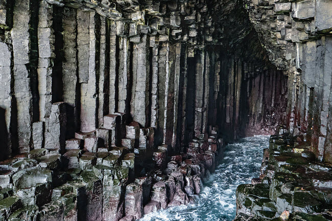 Fingal, Scotland: Hang động tr&ecirc;n đảo hoang Staffa được h&igrave;nh th&agrave;nh bởi c&aacute;c trụ đ&aacute; bazan. Du kh&aacute;ch c&oacute; thể đi thuyền từ biển hay đi bộ tr&ecirc;n đảo để v&agrave;o b&ecirc;n trong hang động.
