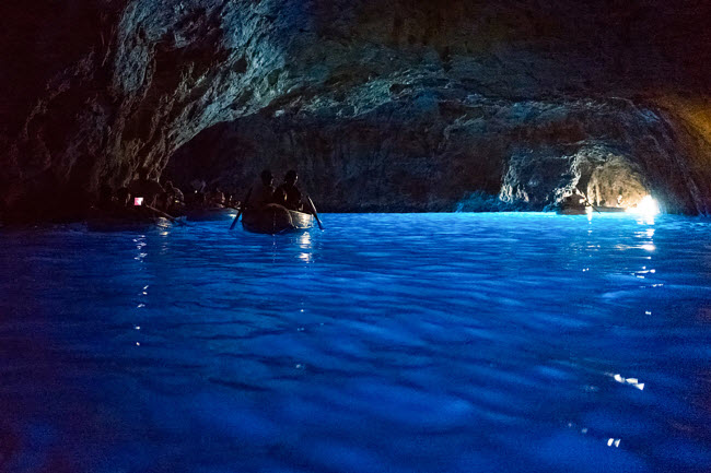 Blue Grotto, Italia: Hang động tr&ecirc;n đảo Capri l&agrave; một trong những hang động biển nổi tiếng nhất thế giới. N&oacute; được h&igrave;nh th&agrave;nh c&aacute;ch đ&acirc;y 2.000 v&agrave; từng l&agrave; một ng&ocirc;i đền biển. Thời điểm l&yacute; tưởng nhất để kh&aacute;m ph&aacute;&nbsp; Blue Grotto l&agrave; từ 12 giờ đến 14 giờ, khi m&agrave;u xanh từ &aacute;nh s&aacute;ng mặt trời chiếu v&agrave;o b&ecirc;n trong mạnh nhất.
