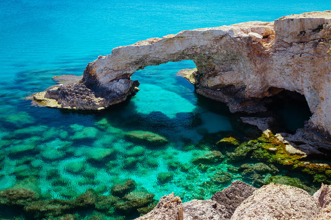 Ayia Napa, Đảo S&iacute;p: Hệ thống hang động n&agrave;y bao gồm c&aacute;c động , đường hầm v&agrave; những c&acirc;y cầu đ&aacute; b&iacute; ẩn. Du kh&aacute;ch c&oacute; thể đi bộ v&agrave;o b&ecirc;n trong khi thủy triều xuống thấp. V&aacute;ch đ&aacute; trong hang l&agrave; địa điểm nhảy cầu v&agrave; chỗ c&acirc;u c&aacute; hấp dẫn. Nơi đ&acirc;y cũng rất l&yacute; tưởng cho hoạt động lặn ống thở.
