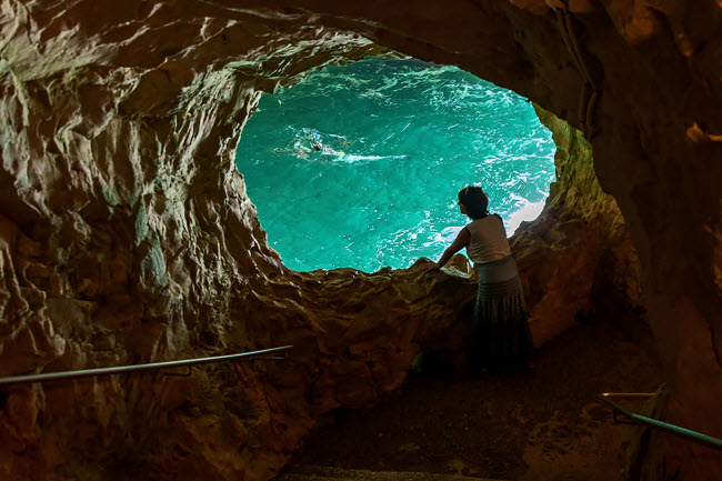 Rosh HaNikra, Israel: Hang động tr&ecirc;n bờ biển Địa Trung Hải rất th&acirc;n thiện với du kh&aacute;ch. Bạn c&oacute; thể di chuyển bằng c&aacute;p treo dọc v&aacute;ch n&uacute;i đ&aacute; v&ocirc;i để v&agrave;o b&ecirc;n trong, trước khi kh&aacute;m ph&aacute; c&aacute;c cấu tr&uacute;c đ&aacute; dọc lối đi c&oacute; lan can bảo vệ.
