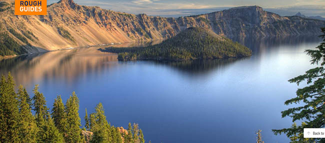 Hồ miệng n&uacute;i lửa, Oregon: V&aacute;ch đ&aacute; tuyệt đẹp bao quanh dẫn xuống miệng hồ với l&agrave;n nước xanh thẳm sẽ khiến du kh&aacute;ch ngất ng&acirc;y. C&aacute;ch tốt nhất để ngắm hồ l&agrave; đi bộ qua c&ocirc;ng vi&ecirc;n.
