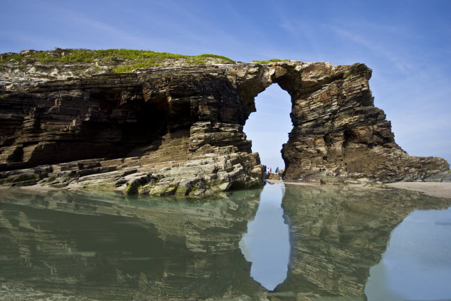 Playa de las Catedrales, T&acirc;y Ban Nha: Để giảm thiểu sự t&aacute;c động của con người, chỉ một lượng giới hạn du kh&aacute;ch được ph&eacute;p kh&aacute;m ph&aacute; hang động ở Ribadeo mỗi ng&agrave;y. Bạn chỉ c&oacute; thể tiếp cận địa điểm n&agrave;y 2 lần/ng&agrave;y khi thủy triều xuống thấp.
