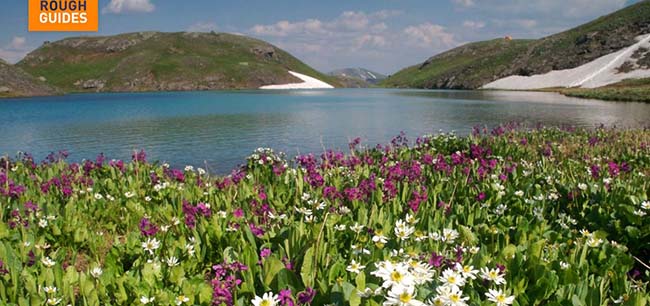 Đảo Hồ, Colorado: Hồ nằm trong C&ocirc;ng vi&ecirc;n Quốc gia San Juan. Được bao quanh bởi những đỉnh n&uacute;i h&ugrave;ng vĩ, hồ nước m&agrave;u xanh lấp l&aacute;nh đẹp nhất v&agrave;o những th&aacute;ng m&ugrave;a h&egrave;, khi cảnh quan xung quanh được trải bằng thảm hoa dại.
