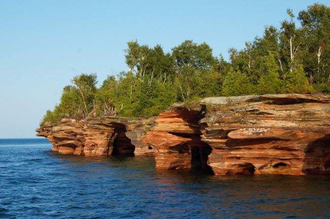Đảo Apostle, Mỹ: Nằm tr&ecirc;n hồ Superior ở bang Wisconsin, những hang động ngập nước tr&ecirc;n đảo Apostle l&agrave; điểm đến hấp dẫn đối với du kh&aacute;ch v&agrave;o m&ugrave;a h&egrave;. V&agrave;o m&ugrave;a đ&ocirc;ng, bạn c&oacute; cơ hội chi&ecirc;m ngưỡng h&agrave;ng triệu tinh thể băng tr&ocirc;ng giống kim cương tr&ecirc;n trần v&agrave; th&agrave;nh của hang động.
