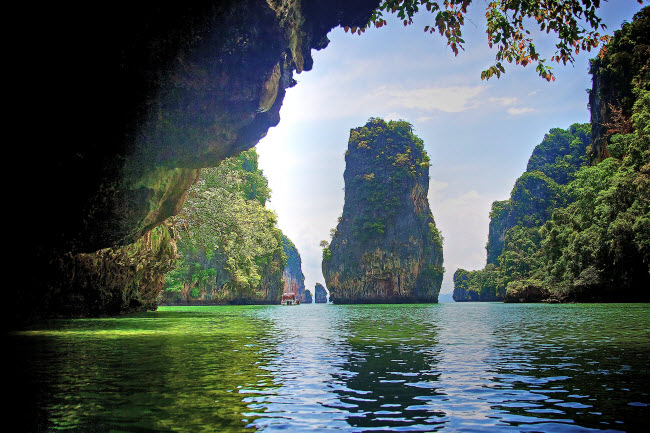 Vịnh Phang Nga, Th&aacute;i Lan: Kh&aacute;m ph&aacute; c&aacute;c hang động biển ở vịnh Phang Nga bằng thuyền m&aacute;y mang lại trải nghiệm kh&oacute; qu&ecirc;n cho du kh&aacute;ch. Khung cảnh nơi đ&acirc;y đ&atilde; được lựa chọn l&agrave;m bối cảnh cho bộ phim nổi tiếng James Bond: S&aacute;t Thủ Với Khẩu S&uacute;ng V&agrave;ng.
