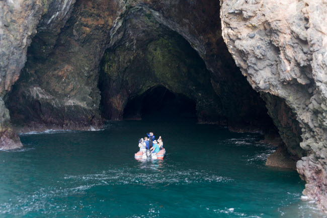 Painted Cave, Mỹ: Một trong những hang động biển s&acirc;u nhất thế giới nằm tại bang California, Mỹ. Du kh&aacute;ch c&oacute; thể ch&egrave;o thuyền kayak kh&aacute;m ph&aacute; hang động Painted Cave với một th&aacute;c nước ngay lối v&agrave;o. Th&agrave;nh hang động c&oacute; c&aacute;c lớp địa y nhiều m&agrave;u sắc, tr&ocirc;ng như tranh vẽ.
