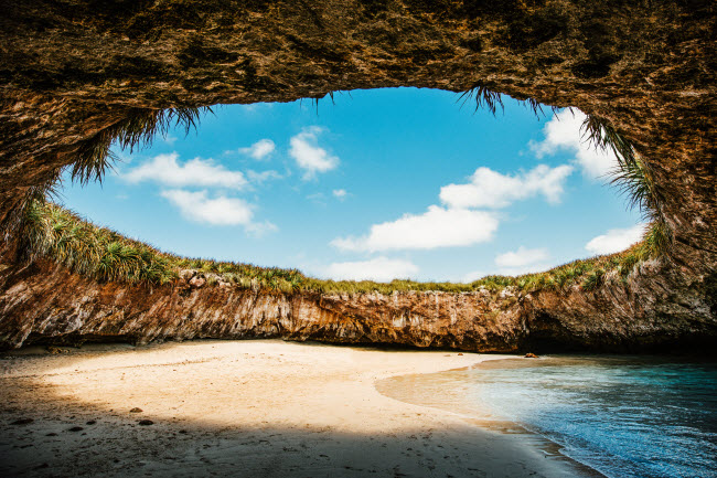Playa Escondida, Mexico: Nằm tr&ecirc;n quần đảo Marieta,&nbsp; Playa Escondida từng l&agrave; một hang động biển nhưng trần của n&oacute; đ&atilde; bị sập c&aacute;ch đ&acirc;y rất l&acirc;u. Ng&agrave;y nay, địa danh n&agrave;y được mi&ecirc;u tả l&agrave; b&atilde;i biển b&iacute; ẩn v&agrave; trở th&agrave;nh điểm bơi v&agrave; tắm nắng hấp dẫn.
