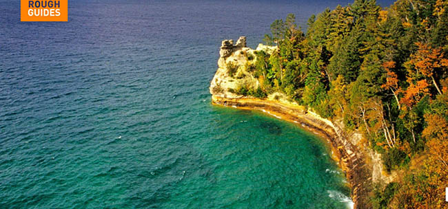Hồ Superior, Michigan / Wisconsin / Minnesota: Hồ Superior mặc d&ugrave; đẹp trong suốt cả năm, nhưng n&oacute; đặc biệt rực rỡ trong m&ugrave;a thu, khi những c&acirc;y cối xung quanh thay l&aacute; v&agrave; bật l&ecirc;n c&aacute;c m&agrave;u sắc rực rỡ.
