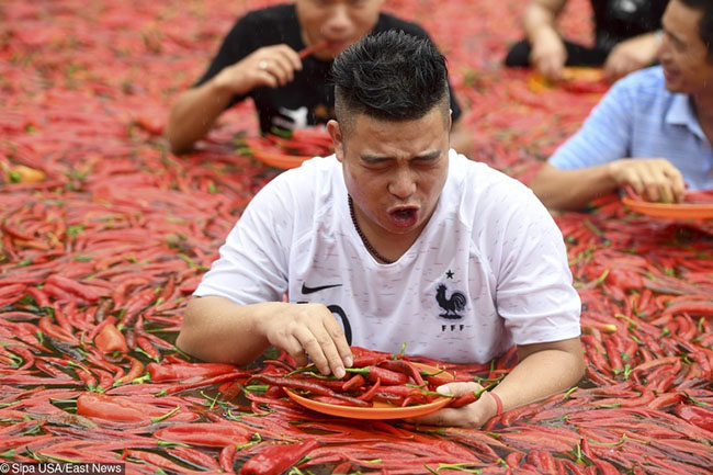 Ở Trung Quốc, bạn c&oacute; thể tham gia một cuộc thi ăn ớt v&agrave; mọi người tr&ocirc;ng như ch&igrave;m nghỉm trong một bể ớt khổng lồ.