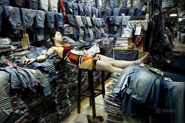 Họ rất mệt mỏi trong cuộc sống hằng ng&agrave;y v&agrave; đ&oacute; l&agrave; l&yacute; do tại sao mọi người c&oacute; thể dễ d&agrave;ng ngủ bất cứ l&uacute;c n&agrave;o, bất cứ nơi n&agrave;o.