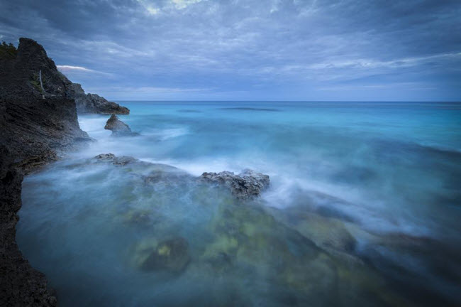 Tam gi&aacute;c Bermuda: Với diện t&iacute;ch hơn 1,3 triệu km2, khu vực biển tam gi&aacute;c Bermuda đ&atilde; chứng kiến hơn 20 m&aacute;y bay v&agrave; 50 t&agrave;u mất t&iacute;ch m&agrave; kh&ocirc;ng r&otilde; nguy&ecirc;n nh&acirc;n. Nhiều giả thuyết được đưa ra từ hoạt động si&ecirc;u nhi&ecirc;n cho đến từ trường v&agrave; s&oacute;ng mạnh.
