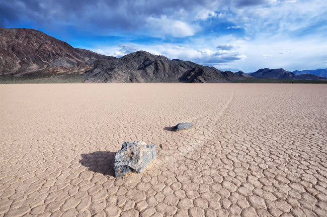 Hồ kh&ocirc; cạn Racetrack Playa, Mỹ: Lực từ trường b&iacute; ẩn được cho l&agrave; khiến c&aacute;c tảng đ&aacute; di chuyển tr&ecirc;n l&ograve;ng hồ cạn kh&ocirc; tại Thung lũng Chết ở bang California. B&iacute; ẩn n&agrave;y đ&atilde; được c&aacute;c nh&agrave; khoa học t&igrave;m ra lời giải đ&aacute;p v&agrave;o năm 2013. Họ ph&aacute;t hiện ch&uacute;ng được đẩy đi bởi gi&oacute; khi mặt đất bị đ&oacute;ng băng.
