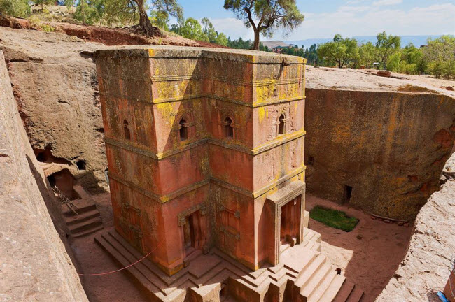 Nh&agrave; thờ đ&aacute; nguy&ecirc;n khối, Ethiopia: Thị trấn Lalibela g&acirc;y ấn tượng với 11 nh&agrave; thờ được cắt từ đ&aacute; nguy&ecirc;n khối từ thế kỷ thứ 12 v&agrave; 13. H&agrave;ng ngh&igrave;n n&ocirc; lệ được cho l&agrave; đ&atilde; tham gia qu&aacute; tr&igrave;nh x&acirc;y dựng c&aacute;c c&ocirc;ng tr&igrave;nh n&agrave;y.
