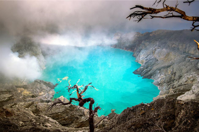 Hồ Kawah Ijen, Indonesia: Hồ c&oacute; nước trong xanh, khiến bất cứ du kh&aacute;ch n&agrave;o cũng muốn xuống bơi. Nhưng đ&acirc;y thực chất l&agrave; hồ ax&iacute;t lớn nhất thế giới, được h&igrave;nh th&agrave;nh trong miệng n&uacute;i lửa Kawah Ijen.
