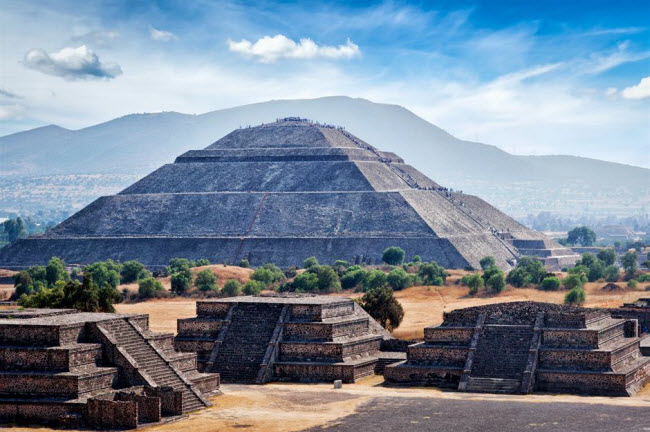 Th&agrave;nh phố cổ Teotihuac&aacute;n, Mexico: Người x&acirc;y dựng hay cư d&acirc;n sinh sống tại th&agrave;nh phố kim tự th&aacute;p từ c&aacute;ch đ&acirc;y 1.400 năm vẫn l&agrave; điều b&iacute; ẩn chưa c&oacute; lời giải đ&aacute;p. Khu di t&iacute;ch rộng khoảng 20 km2 sau đ&oacute; l&agrave; địa điểm h&agrave;nh hương của người Aztecs v&agrave; họ đặt t&ecirc;n cho n&oacute; l&agrave;&nbsp; Teotihuac&aacute;n.
