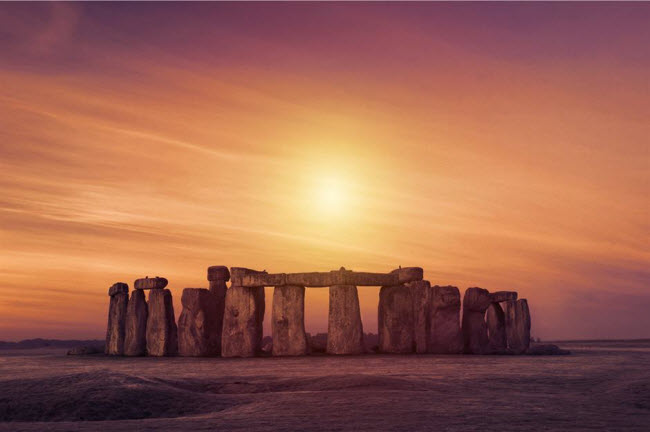 Stonehenge, Anh: V&ograve;ng tr&ograve;n đ&aacute; cổ Stonehenge l&agrave; một trong kỳ quan nổi tiếng v&agrave; b&iacute; ẩn nhất ở Anh quốc. C&aacute;c nh&agrave; khoa học vẫn chưa biết r&otilde; những khối đ&aacute; khổng lồ được vận chuyển như thế n&agrave;o c&aacute;ch đ&acirc;y 5.000 năm.
