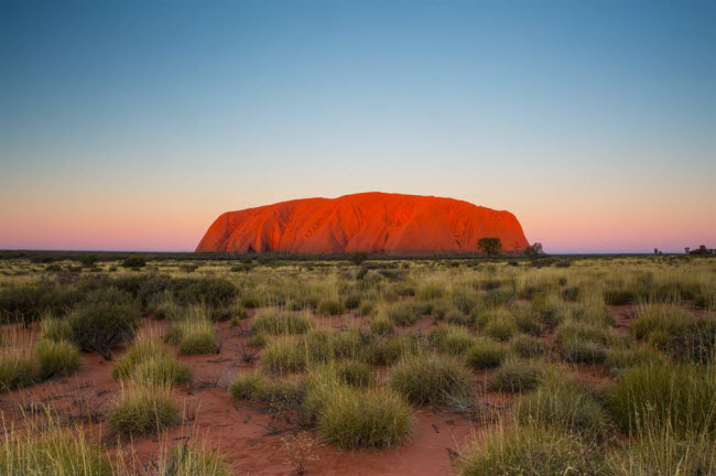 Uluru, Australia: Khối đ&aacute; b&iacute; ẩn trong vườn quốc gia Uluru-Kata Tjuta ở Northern Territory l&agrave; một địa điểm linh thi&ecirc;ng của người Anangu, v&igrave; họ tin rằng, n&oacute; được tạo ra bởi ch&uacute;a trời. Trong khi đ&oacute;, c&aacute;c nh&agrave; khoa học giải th&iacute;ch rằng, cấu tr&uacute;c sa thạch khổng lồ xuất hiện c&aacute;ch 550 triệu năm trước khi bị x&oacute;i m&ograve;n v&agrave; c&oacute; h&igrave;nh dạng như ng&agrave;y nay.

