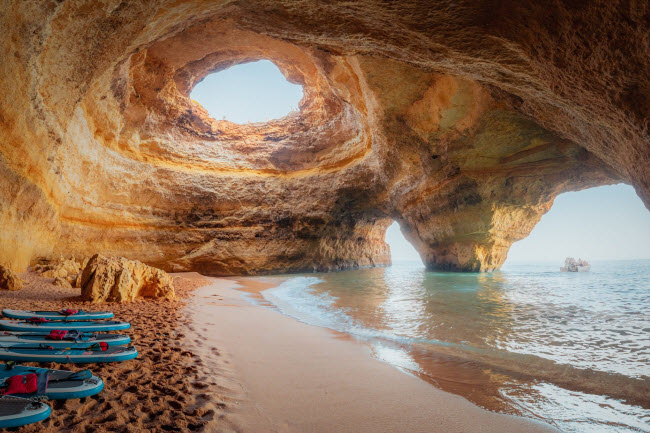 Benagil, Bồ Đ&agrave;o Nha: D&ograve;ng hải lưu ngo&agrave;i bờ biển Algarve rất mạnh, n&ecirc;n nhiều du kh&aacute;ch ch&egrave;o v&aacute;n hay đi thuyền để kh&aacute;m ph&aacute; hang động Benagil thay v&igrave; bơi để tr&aacute;nh nguy hiểm.