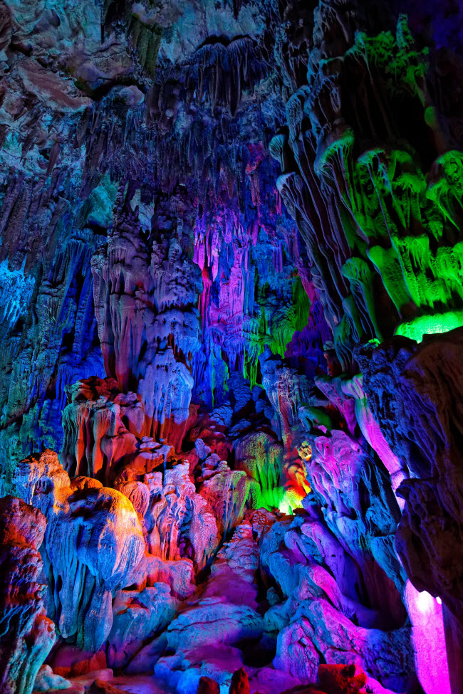 Hang S&aacute;o Sậy, Trung Quốc: T&ecirc;n của hang động ở th&agrave;nh phố Quế L&acirc;m bắt nguồn từ việc người d&acirc;n địa phương sử dụng sậy mọc b&ecirc;n ngo&agrave;i hang động để l&agrave;m s&aacute;o. Kh&ocirc;ng gian b&ecirc;n trong trở n&ecirc;n lung linh, huyền ảo khi c&aacute;c măng đ&aacute; v&agrave; trụ đ&aacute; được chiếu &aacute;nh s&aacute;ng nhiều m&agrave;u sắc.