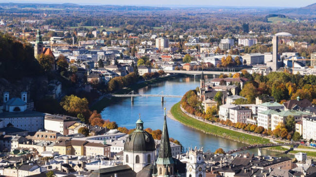 Salzburg, &Aacute;o: Th&agrave;nh phố l&agrave; qu&ecirc; hương của nh&agrave; soạn nhạc thi&ecirc;n t&agrave;i Mozart. Nơi đ&acirc;y cũng nổi tiếng với phong cảnh đẹp v&agrave; c&aacute;c c&ocirc;ng tr&igrave;nh kiến tr&uacute;c cổ k&iacute;nh.
