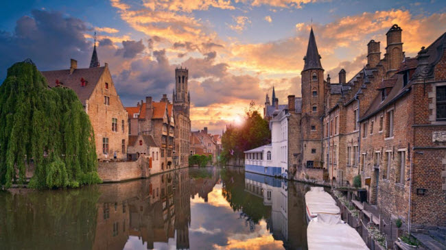 Bruges, Bỉ:&nbsp;Đường phố cổ k&iacute;nh v&agrave; c&aacute;c d&ograve;ng k&ecirc;nh tạo n&ecirc;n vẻ đẹp quyến rũ cho th&agrave;nh phố Bruges. Quảng trưởng ch&iacute;nh của th&agrave;nh phố l&agrave; địa điểm l&yacute; tưởng d&agrave;nh cho du kh&aacute;ch thưởng thức bia hảo hạng ở đ&acirc;y.
