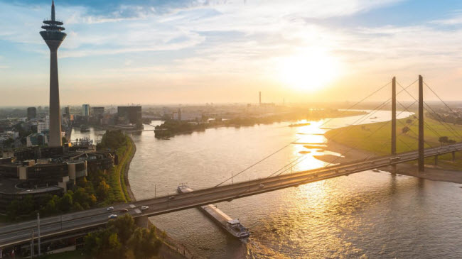 D&uuml;sseldorf, Đức:&nbsp;Nhờ sự kiện triển l&atilde;m nghệ thuật Art D&uuml;sseldorf được tổ chức hằng năm, th&agrave;nh phố D&uuml;sseldorf trở th&agrave;nh một trong những điểm đến hấp dẫn nhất ở ch&acirc;u &Acirc;u.

