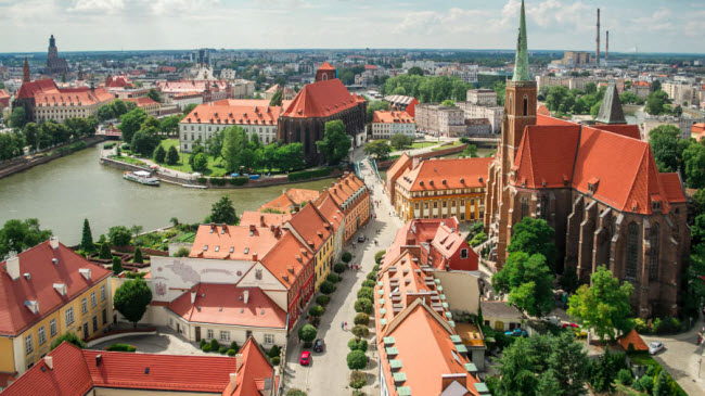 Wrocław, Ba Lan:&nbsp;Krakow v&agrave; Warsaw l&agrave; hai th&agrave;nh phố nổi tiếng nhất ở Ba Lan, nhưng Wrocław ấn tượng hơn với c&aacute;c c&ocirc;ng tr&igrave;nh kiến tr&uacute;c cổ k&iacute;nh mang đậm văn h&oacute;a truyền thống địa phương.
