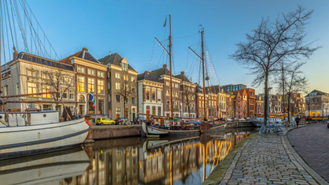 Groningen, H&agrave; Lan:&nbsp;Groningen l&agrave; điểm đến thay thế tuyệt vời, nếu du kh&aacute;ch muốn tr&aacute;nh sự đ&ocirc;ng đ&uacute;c ở th&agrave;nh phố Amsterdam. Nơi đ&acirc;y nổi tiếng với c&aacute;c con k&ecirc;nh v&agrave; c&aacute;c t&ograve;a nh&agrave; cổ mang phong c&aacute;ch truyền thống của H&agrave; Lan.

