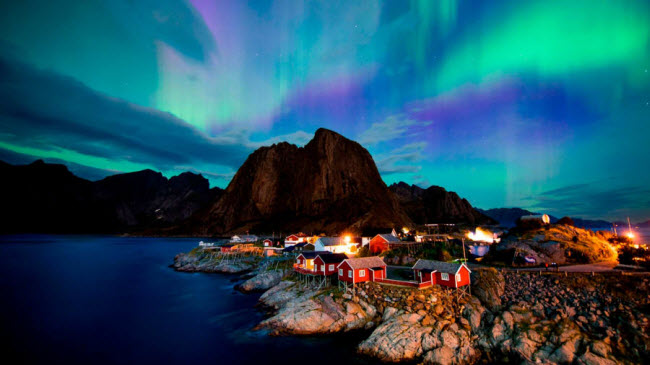 Đảo Lofoten, Na Uy:&nbsp;Du kh&aacute;ch đến đảo Lofoten v&agrave;o m&ugrave;a đ&ocirc;ng c&oacute; hội chi&ecirc;m ngưỡng hiện tượng bắc cực quang huyền ảo, trong khi thời tiết ở đ&acirc;y m&aacute;t mẻ v&agrave;o m&ugrave;a h&egrave;.
