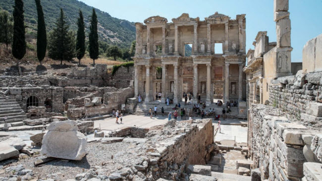 Ephesus, Thổ Nhĩ Kỳ:&nbsp;Đ&acirc;y l&agrave; th&agrave;nh phố La M&atilde; cổ đại c&ograve;n nguy&ecirc;n vẹn nhất ở ch&acirc;u &Acirc;u.

