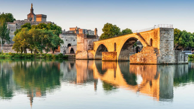 Avignon, Ph&aacute;p: Th&agrave;nh phố Avignon chỉ c&oacute; khoảng 100.000 cư d&acirc;n, nhưng nổi tiếng với c&aacute;c c&acirc;y cầu cổ k&iacute;nh v&agrave; nhiều c&ocirc;ng tr&igrave;nh kiến tr&uacute;c đẹp.
