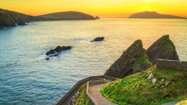 B&aacute;n đảo Dingle, Ireland:&nbsp;B&aacute;n đảo ở v&ugrave;ng Kerry l&agrave; thi&ecirc;n đường d&agrave;nh cho những du kh&aacute;ch th&iacute;ch c&aacute;c hoạt động mạo hiểm ngo&agrave;i trời.
