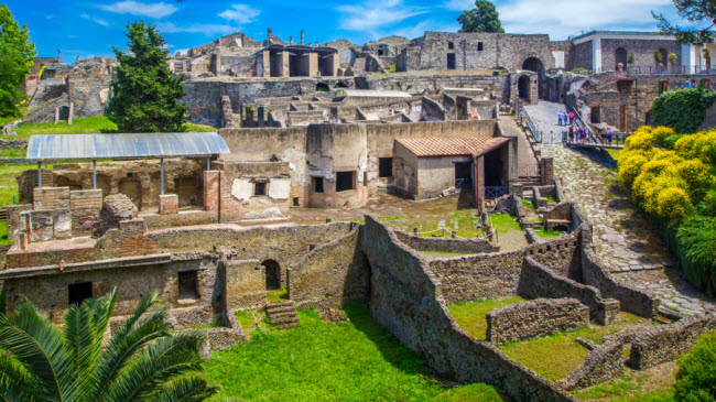 Pompeii, Italia:&nbsp;Th&agrave;nh phố cổ đại được bảo tồn nguy&ecirc;n vẹn, sau khi nơi đ&acirc;y bị ch&ocirc;n v&ugrave;i dưới tro bụi từ n&uacute;i lửa Vesuvius v&agrave;o năm 79 sau C&ocirc;ng nguy&ecirc;n.
