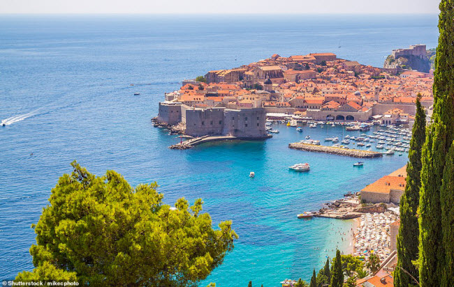 Dubrovnik, Croatia: Cảng biển cổ ở th&agrave;nh phố n&agrave;y được x&acirc;y dựng từ thế kỷ thứ 15 v&agrave; ng&agrave;y nay nơi đ&acirc;y trở th&agrave;nh một địa điểm du lịch hấp dẫn. Ph&aacute;o đ&agrave;i St John tr&ecirc;n bến cảng được x&acirc;y dựng v&agrave;o năm 1346 để bảo vệ th&agrave;nh phố khỏi cướp biển.

