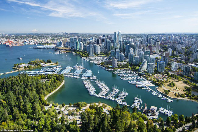 Vancouver, Canada: Bến cảng ở th&agrave;nh phố Vancouver nằm ở vịnh c&oacute; phong cảnh tuyệt đẹp. Những chiếc thủy phi cơ c&oacute; thể cập cảng tại đ&acirc;y.
