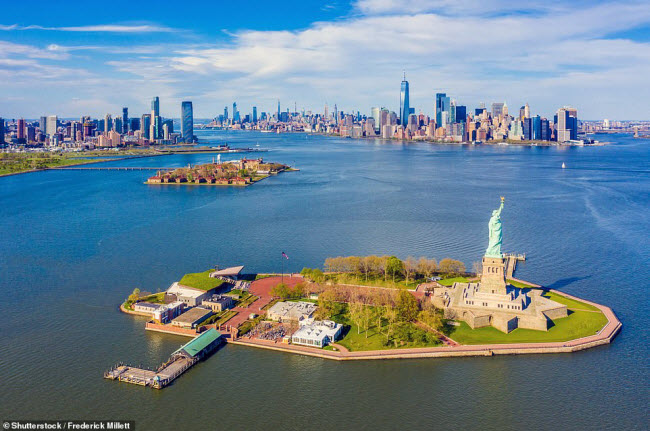 New York, Mỹ: Từ bến cảng ở th&agrave;nh phố, du kh&aacute;ch c&oacute; chi&ecirc;m ngưỡng bức tượng Nữ thần tự do v&agrave; c&aacute;c t&ograve;a nh&agrave; chọc trời.
