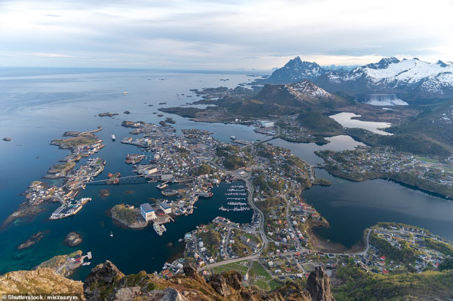 Lofoten, Na Uy: Khung cảnh tuyệt đẹp của thị trấn cảng Svolvaer tr&ecirc;n quần đảo Lofoten.
