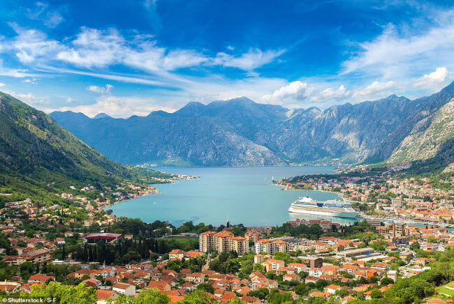 Kotor, Montenegro: Bến cảng tại thị trấn Kotor được bao quanh bởi những d&atilde;y n&uacute;i h&ugrave;ng vĩ ở dọc bờ biển Adriatic.
