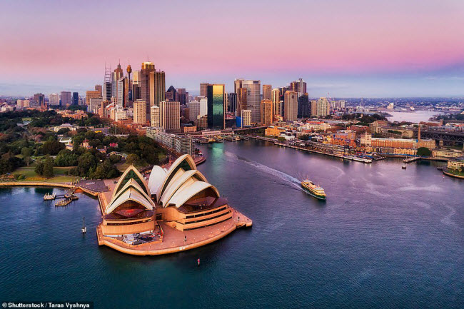 Sydney, Australia: Bến cảng ở th&agrave;nh phố Sydney l&agrave; một trong địa điểm du lịch nổi tiếng nhất thế giới. Từ đ&acirc;y, du kh&aacute;ch c&oacute; thể chi&ecirc;m ngưỡng nh&agrave; h&aacute;t opera v&agrave; cầu cảng nổi tiếng.
