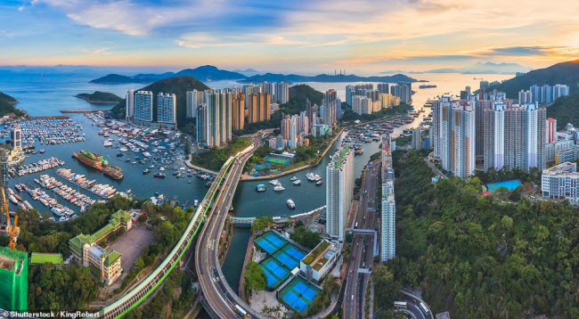 Aberdeen, Hong Kong: Bức ảnh chụp to&agrave;n cảnh từ tr&ecirc;n cao cho thấy bến cảng Aberdeen v&agrave; c&acirc;y cầu Ap Lei Chau ở Hong Kong.
