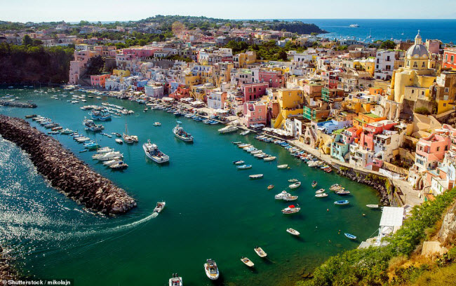 Procida, Italia: Bến cảng Marina Corricella tr&ecirc;n đảo Procida g&acirc;y ấn tượng với những ng&ocirc;i nh&agrave; nhiều m&agrave;u sắc như cầu vồng.
