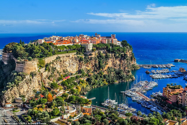 Monte Carlo, Monaco: Bến cảng Hercule ở th&agrave;nh phố Monte Carlo nằm ngay cạnh tảng đ&aacute; nguy&ecirc;n khối cao 62m nh&igrave;n ra Địa Trung Hải.
